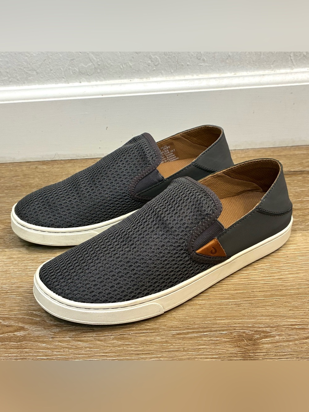 OluKai Pehuea Women's Slip-On Sneakers Gray US 9.5 EU 39.5 

Excellent Condition